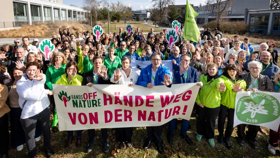 Teilnehmer*innen am Deutschen Naturschutztag fordern "Hands Off Nature"